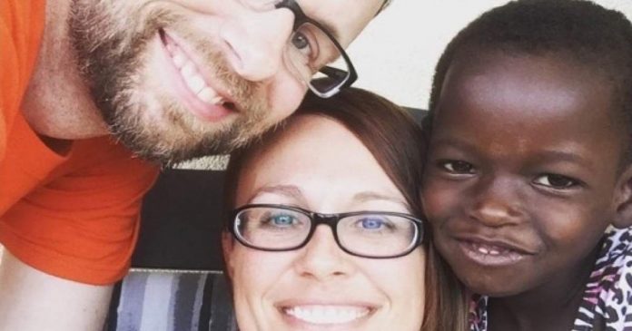 Casal que tinha adotado menina de Uganda a envia de volta depois de conhecer sua história