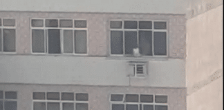 Menina é vista fechada do lado de fora de janela de prédio; avô diz que “era uma brincadeira”