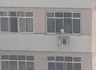 Menina é vista fechada do lado de fora de janela de prédio; avô diz que “era uma brincadeira”