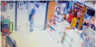 Comerciante doa material escolar a um menino que lhe pediu ajuda para estudar