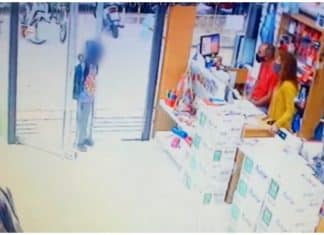 Comerciante doa material escolar a um menino que lhe pediu ajuda para estudar