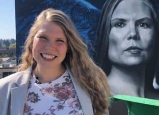 Sem-teto e com três filhos, ela conseguiu se formar na faculdade. A homenagearam com um mural