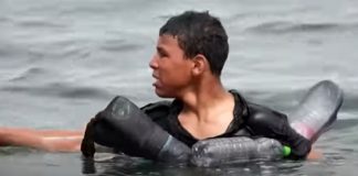 Menino migrante chega a enclave espanhol flutuando com a ajuda de garrafas de plástico