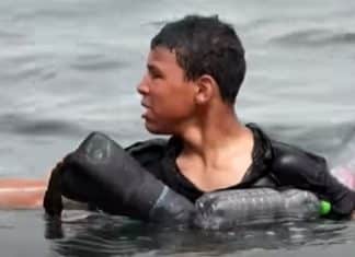 Menino migrante chega a enclave espanhol flutuando com a ajuda de garrafas de plástico