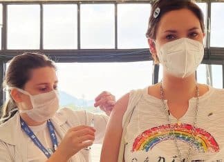 Atriz relata confusão para tomar 1ª dose da vacina por ser bipolar