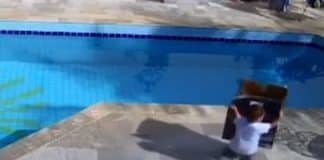 Menino de três anos cai em piscina e consegue se salvar graças às aulas de natação Menino de três anos cai em piscina e consegue se salvar graças às aulas de natação
