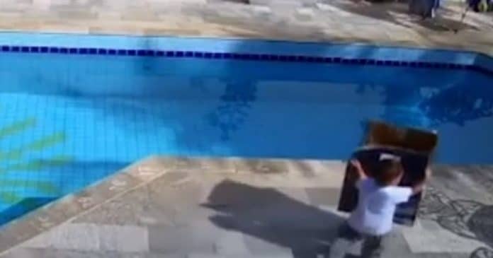 CAPA Menino de três anos cai em piscina e consegue se salvar graças às aulas de natação