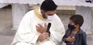 Menininho interrompe missa e pede oração por padrinho que está intubado com Covid-19