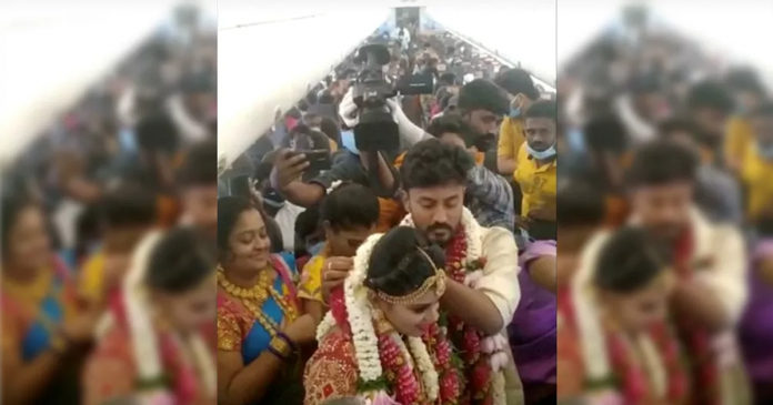 Casal de indianos faz casamento em avião para driblar restrições contra Covid