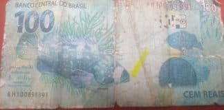 Menino que vendia trufas em semáforo chora depois de ser pago com nota falsa de R$100 Menino que vendia trufas em semáforo chora depois de ser pago com nota falsa de R$100