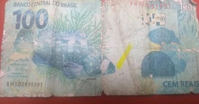 Menino que vendia trufas em semáforo chora depois de ser pago com nota falsa de R$100