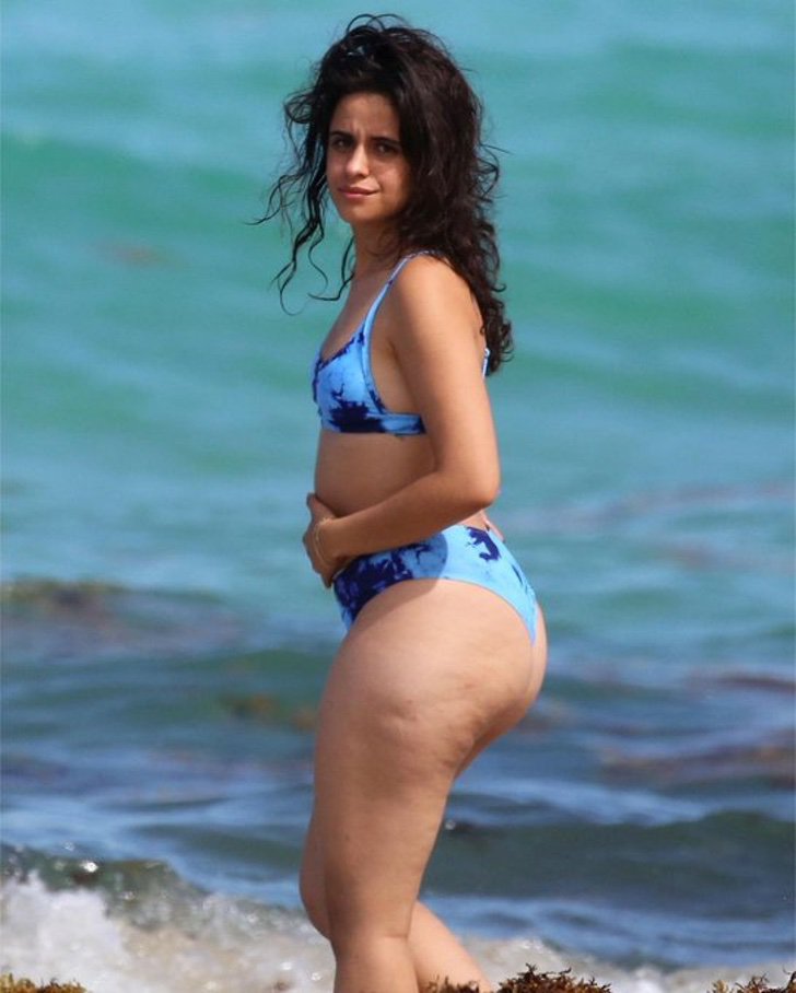contioutra.com - Cantora Camila Cabello passeia de biquíni pela praia e recebe críticas por estar "fora de forma"