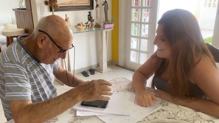 contioutra.com - Neta faz “manual” para que seu avô de 88 anos consiga utilizar o Whatsapp
