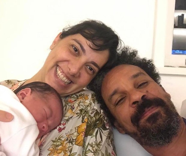 contioutra.com - Filha de Eliane Giardini e Paulo Betti dá à luz um menino dois anos após falecimento do filho