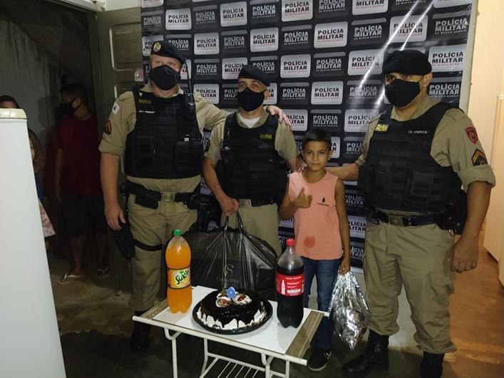 contioutra.com - Menino de 8 anos liga para a polícia para lamentar a ausência do pai em seu aniversário