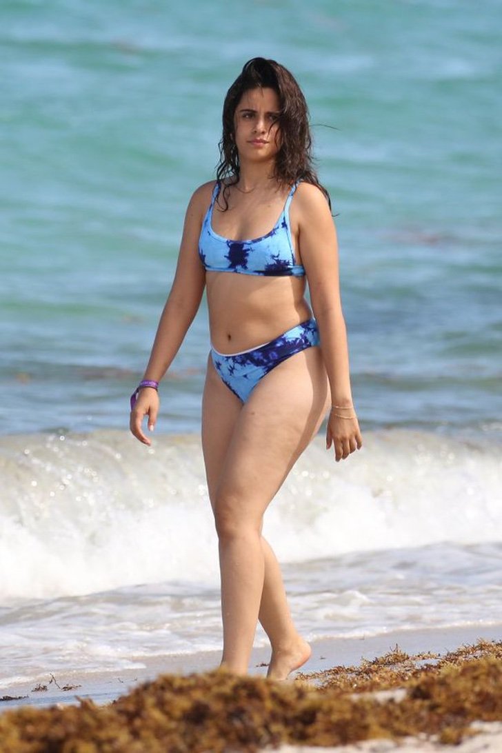 contioutra.com - Cantora Camila Cabello passeia de biquíni pela praia e recebe críticas por estar "fora de forma"