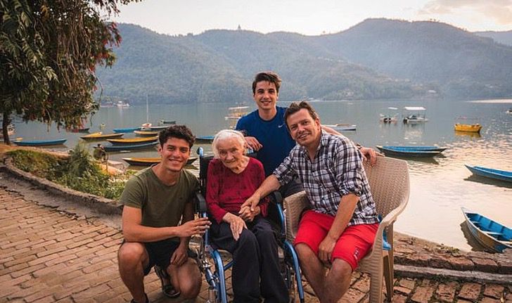 contioutra.com - Filho viajou o mundo com sua mãe idosa depois que ela foi diagnosticada com Alzheimer