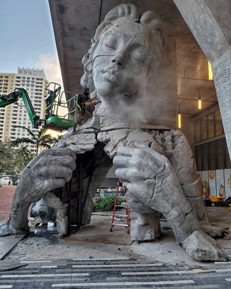contioutra.com - Escultura gigante abre o peito para revelar túnel de samambaias que se pode atravessar