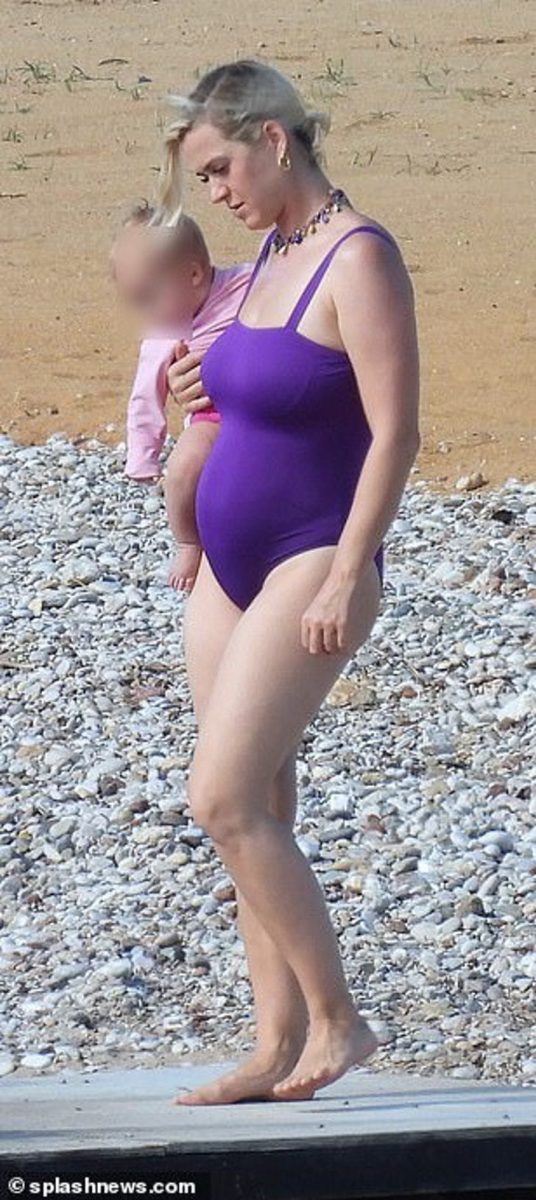 contioutra.com - Katy Perry mostra seu corpo natural em um maiô enquanto caminha com sua bebê de 10 meses