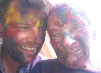 Filho viajou o mundo com sua mãe idosa depois que ela foi diagnosticada com Alzheimer