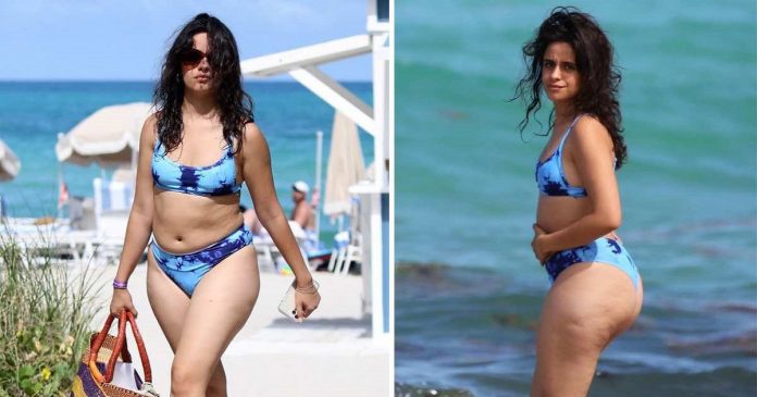 Cantora Camila Cabello passeia de biquíni pela praia e recebe críticas por estar “fora de forma”