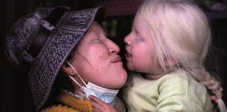 Mãe deficiente visual criou a filha sozinha em um quiosque, enfrentando todas as dificuldades