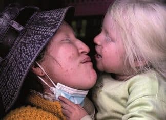 Mãe deficiente visual criou a filha sozinha em um quiosque, enfrentando todas as dificuldades