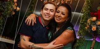 Mãe de Whindersson faz desabafo honesto sobre saúde mental do filho: “Estou com raiva” Mãe de Whindersson faz desabafo honesto sobre saúde mental do filho: “Estou com raiva”