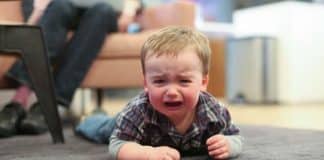 Filho que faz birra logo que a mãe chega em casa, uma realidade que toda mãe conhece Filho que faz birra logo que a mãe chega em casa, uma realidade que toda mãe conhece