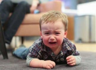 Filho que faz birra logo que a mãe chega em casa, uma realidade que toda mãe conhece