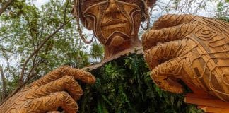Escultura gigante abre o peito para revelar túnel de samambaias que se pode atravessar