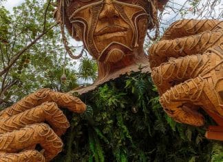 Escultura gigante abre o peito para revelar túnel de samambaias que se pode atravessar