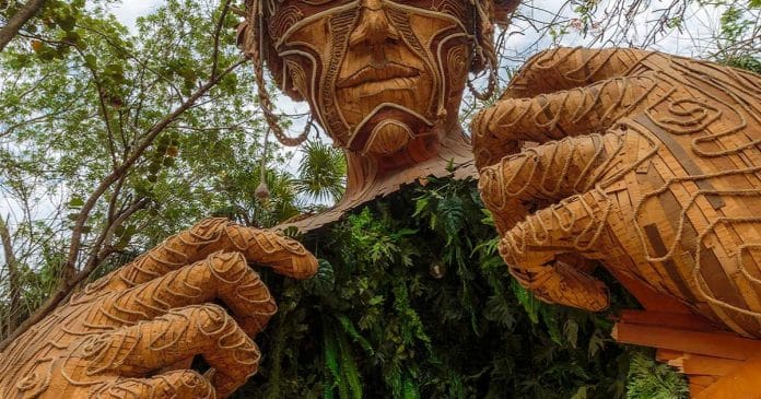 Escultura gigante abre o peito para revelar túnel de samambaias que se pode atravessar