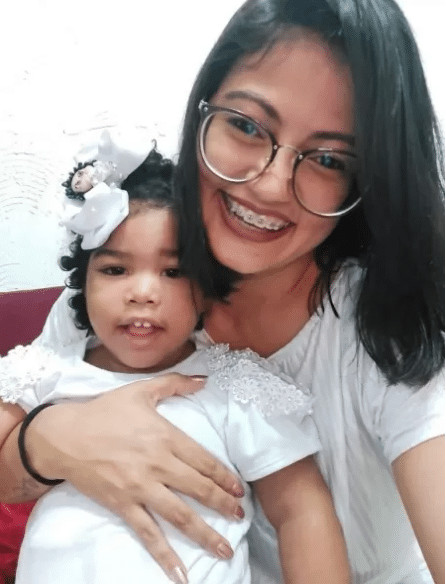 contioutra.com - Em meio a pandemia e com o sonho de ser m&atilde;e, ela adotou uma menina com microcefalia
