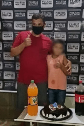 contioutra.com - Menino de 8 anos liga para a pol&iacute;cia para lamentar a aus&ecirc;ncia do pai em seu anivers&aacute;rio