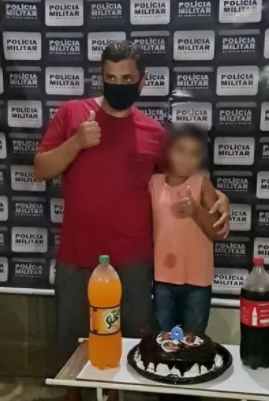 contioutra.com - Menino de 8 anos liga para a polícia para lamentar a ausência do pai em seu aniversário