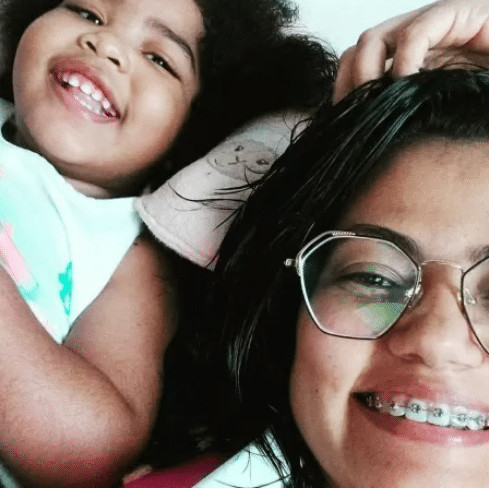 contioutra.com - Em meio a pandemia e com o sonho de ser m&atilde;e, ela adotou uma menina com microcefalia