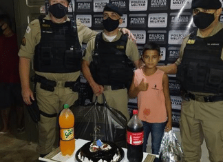 Menino de 8 anos liga para a polícia para lamentar a ausência do pai em seu aniversário