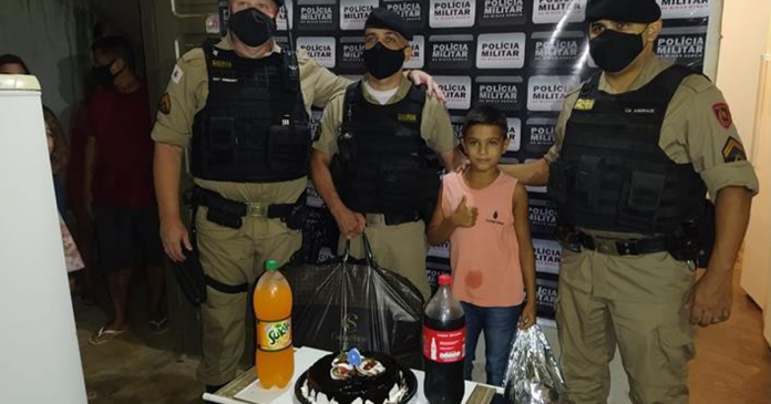 Menino de 8 anos liga para a polícia para lamentar a ausência do pai em seu aniversário