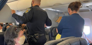 Passageiros são expulsos de avião após brigarem pelo apoio de braço