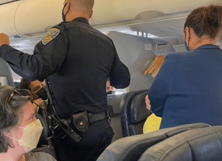 Passageiros são expulsos de avião após brigarem pelo apoio de braço