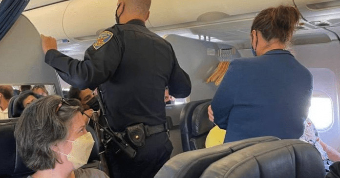 Passageiros são expulsos de avião após brigarem pelo apoio de braço