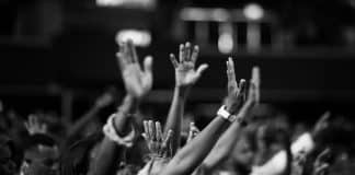 Homem anuncia assalto a fiéis e falece após oração de pastor em BH Homem anuncia assalto a fiéis e falece após oração de pastor em BH