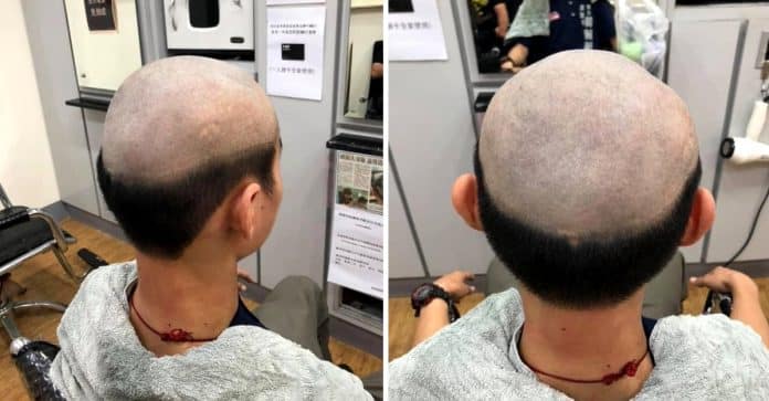 Mãe corta o cabelo de filho de maneira inusitada para evitar que ele saia durante a pandemia