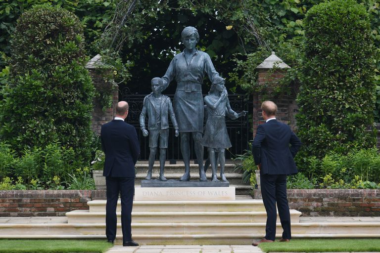 contioutra.com - William e Harry superam diferenças para inaugurar estátua da Princesa Diana