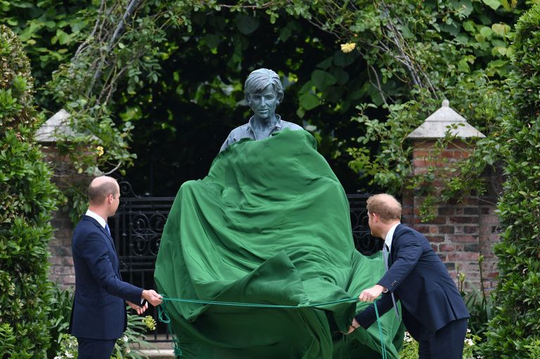 contioutra.com - William e Harry superam diferenças para inaugurar estátua da Princesa Diana