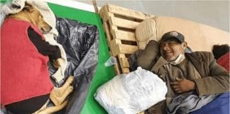 Homem em situação de rua sorri para seu cachorro após abrigo os acolherem em noite fria