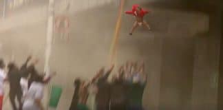 Mãe é forçada a jogar criança de um prédio em chamas em meio a tumulto na África do Sul