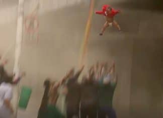 Mãe é forçada a jogar criança de um prédio em chamas em meio a tumulto na África do Sul