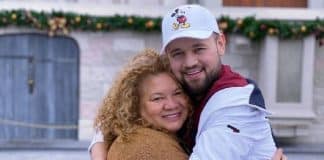 VÍDEO: Jovem tatua risada da mãe que faleceu por Covid-19